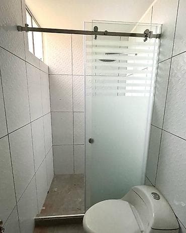 Терезелер жана комплектөөчүлөр: Прямая раздвижная душевая перегородка по сути итак имеет массу плюсов — 6