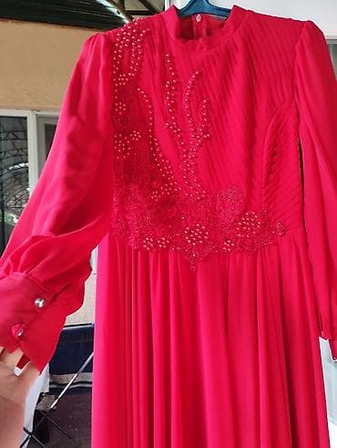 красные вечерние платья: Длинное вечернее платье насыщенного красно‑алого цвета. - Силуэт — 3