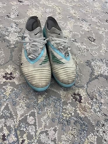 футболный ботс: Футбольные бутсы Nike (серия с символом Swoosh по бокам), шнуровка по — 2