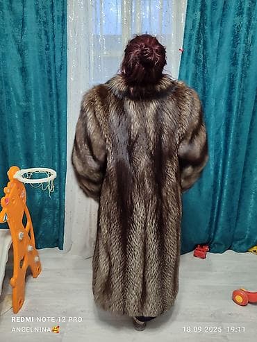 чернобурка: Длинная шуба из натурального меха черно‑бурой лисицы (silver fox) — 3