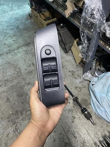 накладки на крыло: Блоки управления стеклоподъёмниками для передней левой двери — 2