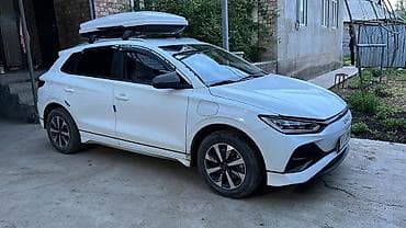 Электромобиль кроссовер белого цвета с установленным боксовым