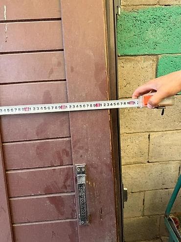 Деревянные двери (2 шт.) 1) Дверь филёнчатая с жалюзийными вставками