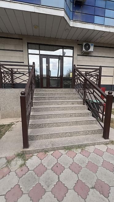 дом с мебелью: Аренда офисов, 275 м², В жилом комплексе, 1 линия, С отдельной кухней, С отдельным входом — 2