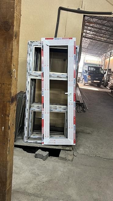 ПВХ конструкции: окна и балконная дверь Описание: - Пластиковые окна