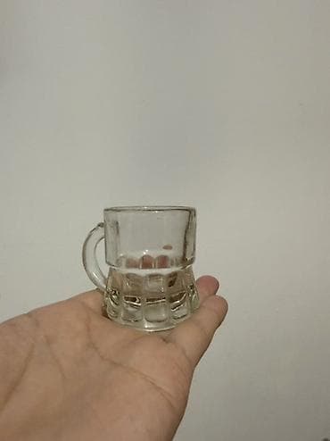 Стеклянные, винтажные стопки в форме маленьких кружек с ручкой -