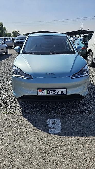 сетка кду: Электрический автомобиль Neta в светло-голубом цвете. Модель имеет — 1
