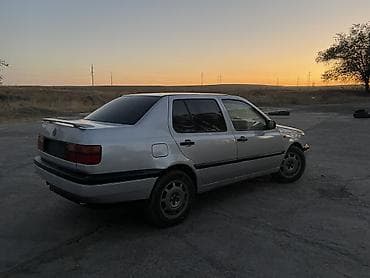 Volkswagen Vento: 1993 г., 2 л, Механика, Бензин, Седан at lalafo.kg Volkswagen Vento: 1993 г., 2 л, Механика, Бензин, Седан
