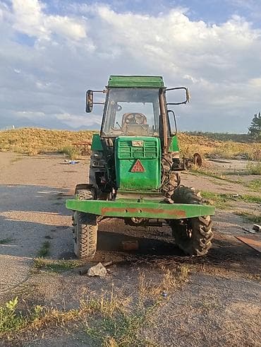 водный катер: Трактор с кабиной и навесным опрыскивателем - Колесный трактор с — 4