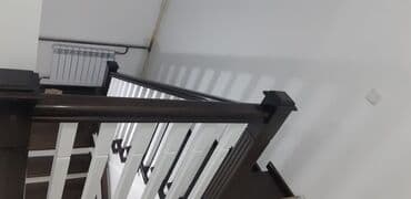 срочно дом: Деревянная лестница Для дома, Форма лестницы: Много-маршевая, Стиль: Классический — 25