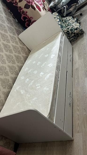 односпальные диваны кровати: Односпальная кровать, Б/у, С матрасом, длина - 185 см — 1