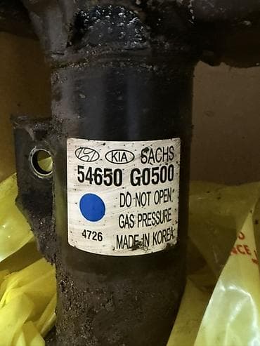 Детали ходовой части: Передний амортизатор Hyundai 2020 г., Б/у, Оригинал — 2