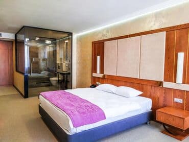 суточный дом в бишкеке: 1 бөлмө, Душ кабинасы, Жаздык, жууркан-төшөк каптары, Кондиционер — 1