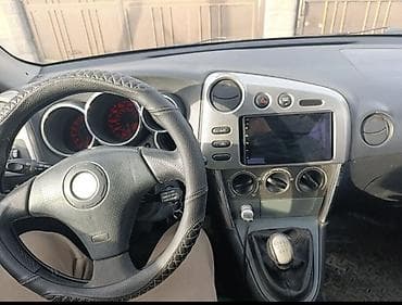 Автомобиль – кроссовер/универсал с МКПП. Интерьер и оснащение по фото