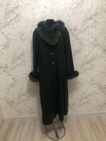 Пальто натуральный кошемир воротник крашенный песец . Зима . Цвет