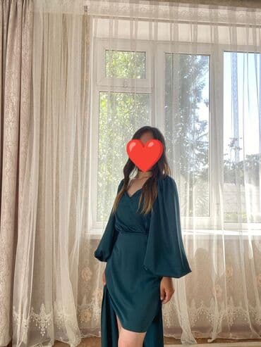 зеленое платье в пол: Элегантное женское платье насыщенного изумрудного цвета. Платье имеет — 2