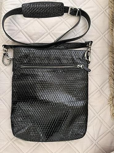 Сумки: Сумка через плечо из черной кожи с тиснением под рептилию. - Формат — 2