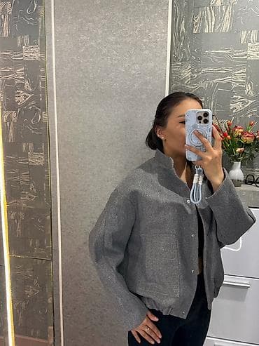 продажа курток женских: Женские короткие куртки — несколько моделей и цветов. 1) Серый — 1