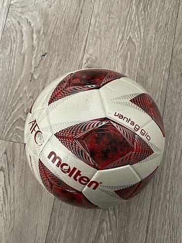 Футбольный мяч Molten (AFC) – модель с графикой красно‑белого цвета