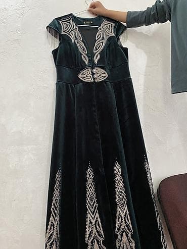 сарафаны вельветовые: Вечернее бархатное платье с декоративной отделкой стразами и бусинами — 2