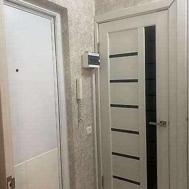 Продаю срочно межкомнатную дверь с остеклением В хорошем состоянии