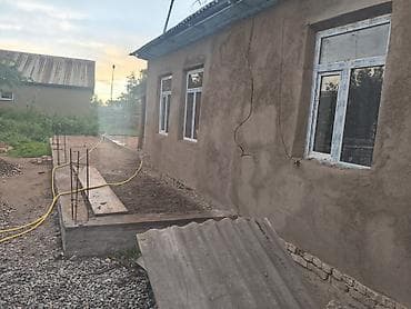 Үйлөр: Жилой дом с участком - Одноэтажный дом с двускатной крышей, фасад — 2