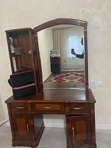 Даараткана үчүн үстөл, Күзгүсү менен, түсү - Күрөң, Жыгач — 1