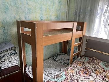 полка на атего: Двухъярусная кровать из ЛДСП в теплой древесной отделке. - — 2