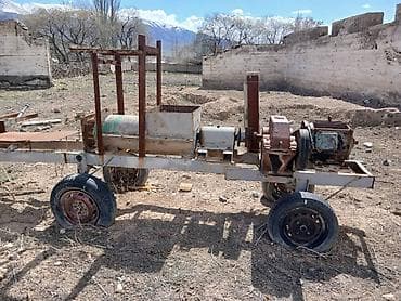 банан фрукты: Пресс-экструдер для изготовления глиняного кирпича на раме с колесной — 1