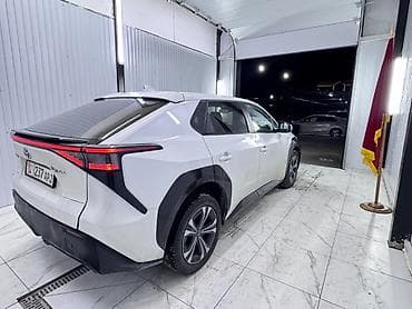 батарея гибрид: Toyota bZ4X: 2023 г., Электромобиль, Кроссовер — 4