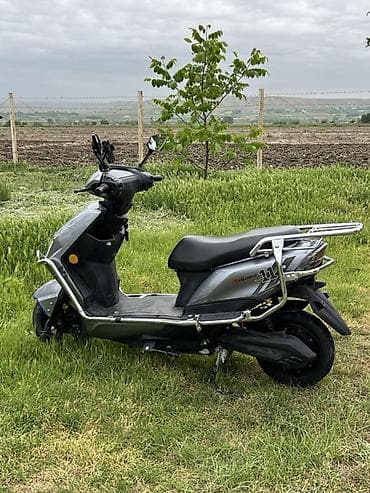 Скутер Skymarx 11, серый цвет. Особенности и оснащение: - Двигатель — 4