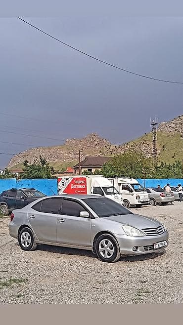Седан серебристого цвета, 4 двери, тонированные стёкла по кругу