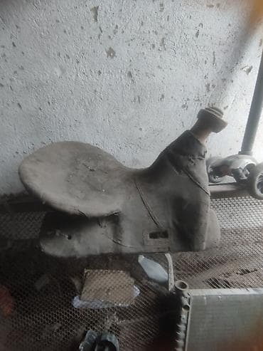 Седло для лошади, классической формы с лукой и стременем