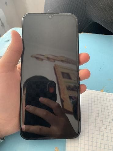 телефон игравой: Смартфон с каплевидным вырезом под фронтальную камеру и большим — 2