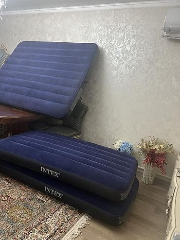Надувные матрасы Intex, темно‑синего цвета, с флокированным верхним