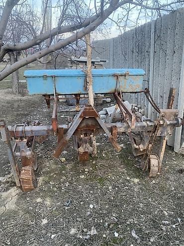 капаем траншеи: Культиватор-окучник с бункером для внесения удобрений/семян - — 1