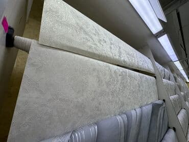 абой рулон: Светлые обои с нежным узором, создающие спокойную и уютную атмосферу в — 1