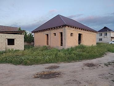 Недвижимость: Продаётся недостроенный одноэтажный дом с хозпостройкой.Цена — 5