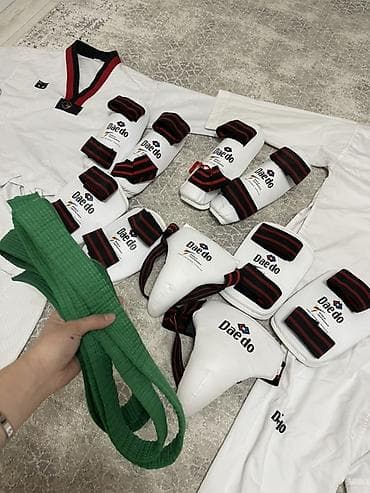 форма теквандо: Комплект для тхэквондо Daedo. Состав: - Добок Daedo (куртка с — 4