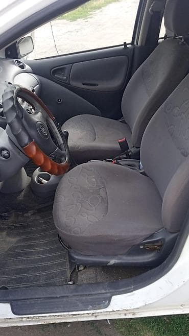 Транспорт: Toyota Yaris: 2000 г., 1 л, Механика, Бензин, Хэтчбэк — 5