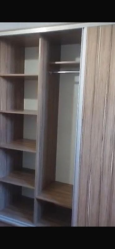 Шкаф-купе из ЛДСП под дерево с внутренним наполнением. Особенности: -