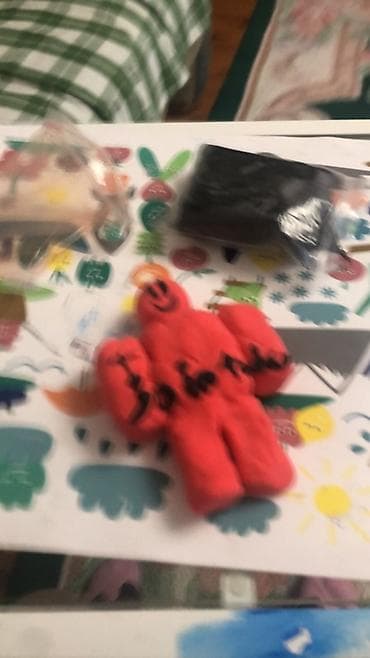 Мягкая ручной работы из пластичного материала в форме человечка. Цвет