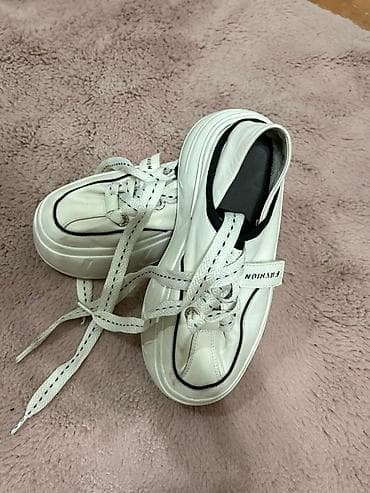 Женская обувь: Белые кеды с утолщенной подошвой - Модель: низкие кеды со шнуровкой - — 1