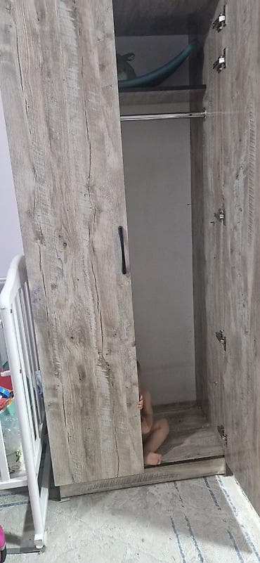 Тумбы и подставки: Трехстворчатый шкаф-распашной для одежды с зеркалом. - Материал: ЛДСП — 2