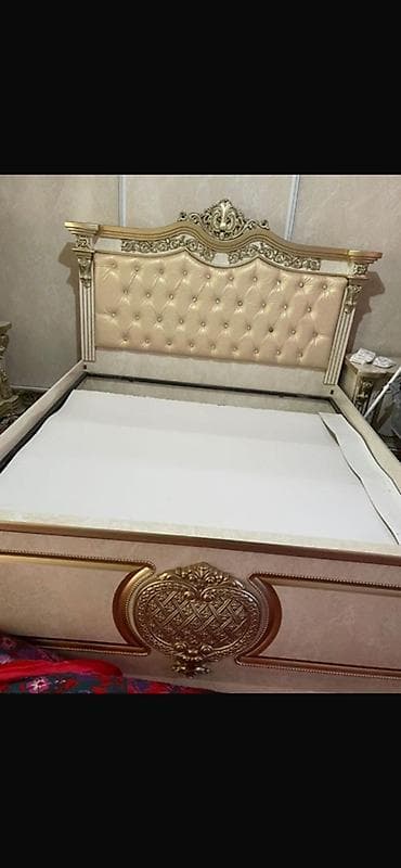 live bar: Спальный гарнитур в классическом стиле с резьбой и золотой патиной — 3