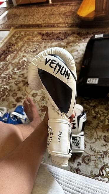 venum: Боксерские перчатки Venum, вес 14 oz, цвет белый с черным принтом — 2