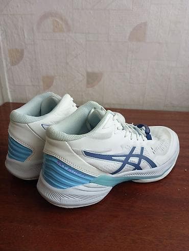 Босоножки, сандалии, шлепанцы: ASICS Sky Elite FF – профессиональные кроссовки для волейбола. Размер — 3