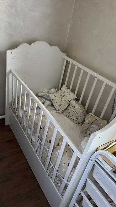 Детская кроватка-манеж белого цвета. Продам манеж 2000 сом В подарок