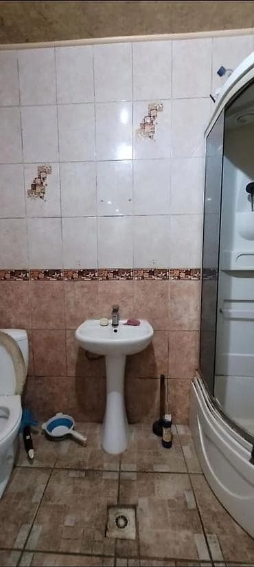 Үйлөр: 63 м², 3 бөлмө, Забор, тосулган, Унаа токтотуучу жай — 1