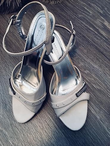 Продаю женские Босоножки 38 размера белые, высота каблучка 5 см